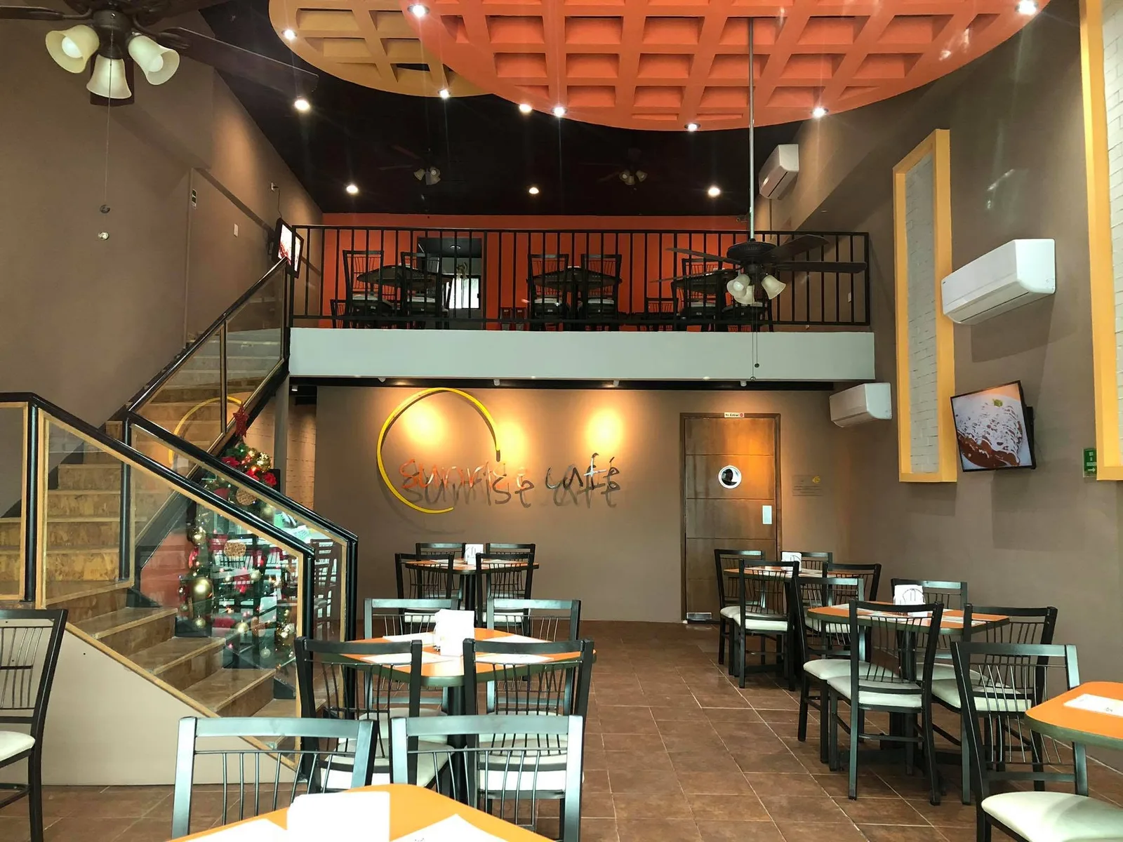 Waffles recién hechos con café en Sunrise Café